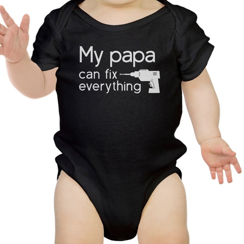 Mi papá arregla mamelucos de bebé negros